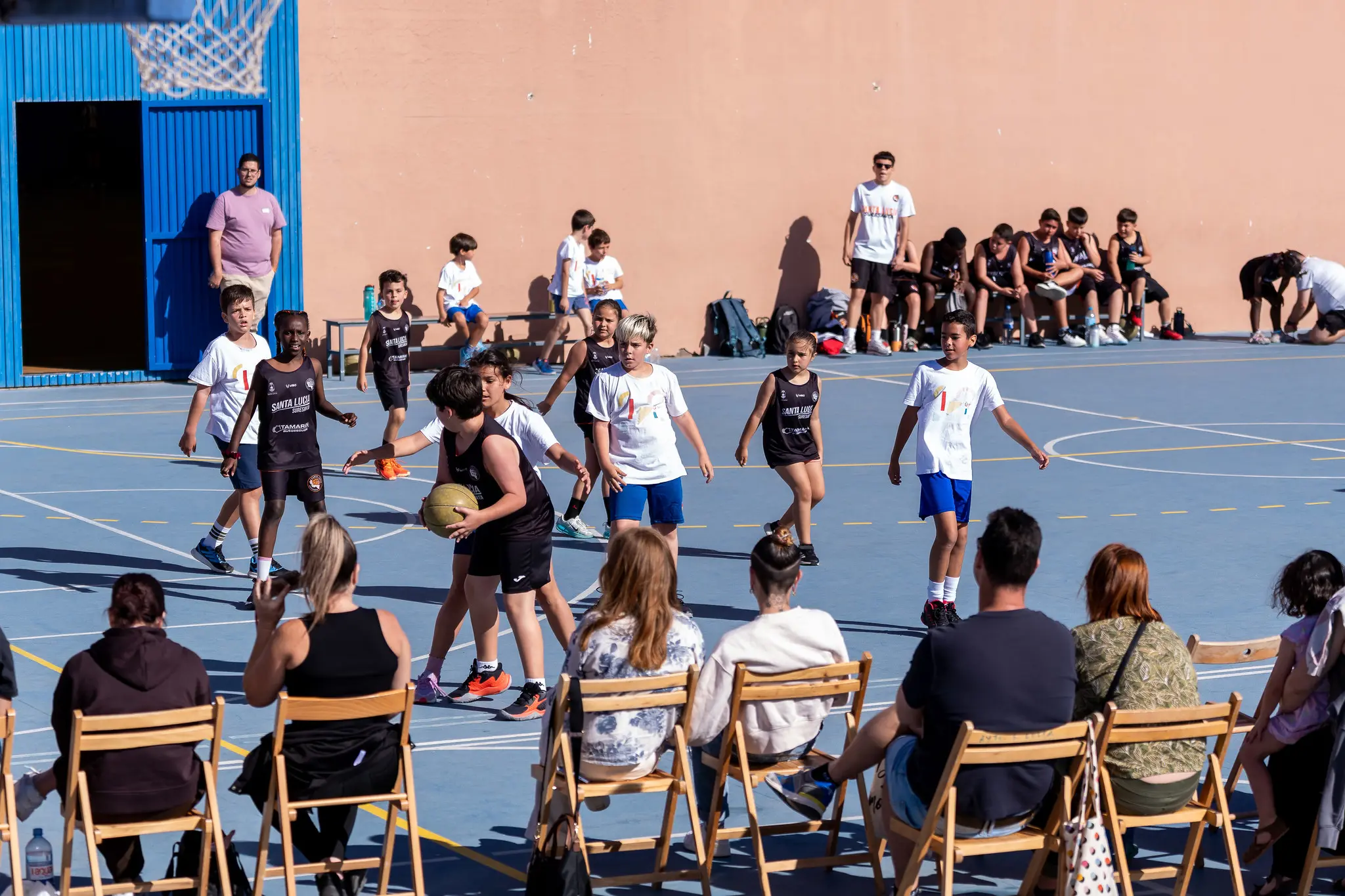 Partido de la escuela de iniciación con las familias siguiendo el encuentro