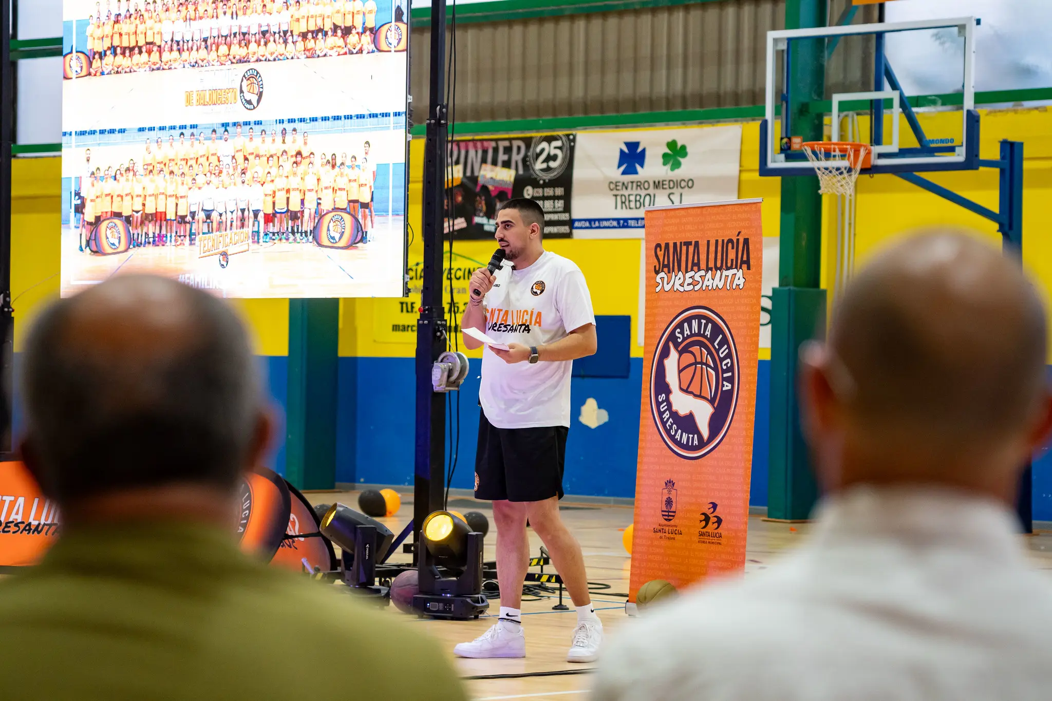 Presentación de los equipos del club en el pabellón municipal